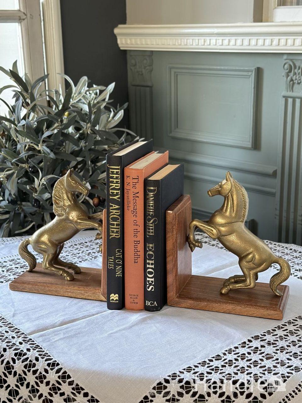 おしゃれなアンティーク調のインテリア雑貨、馬が本を支えるブック
