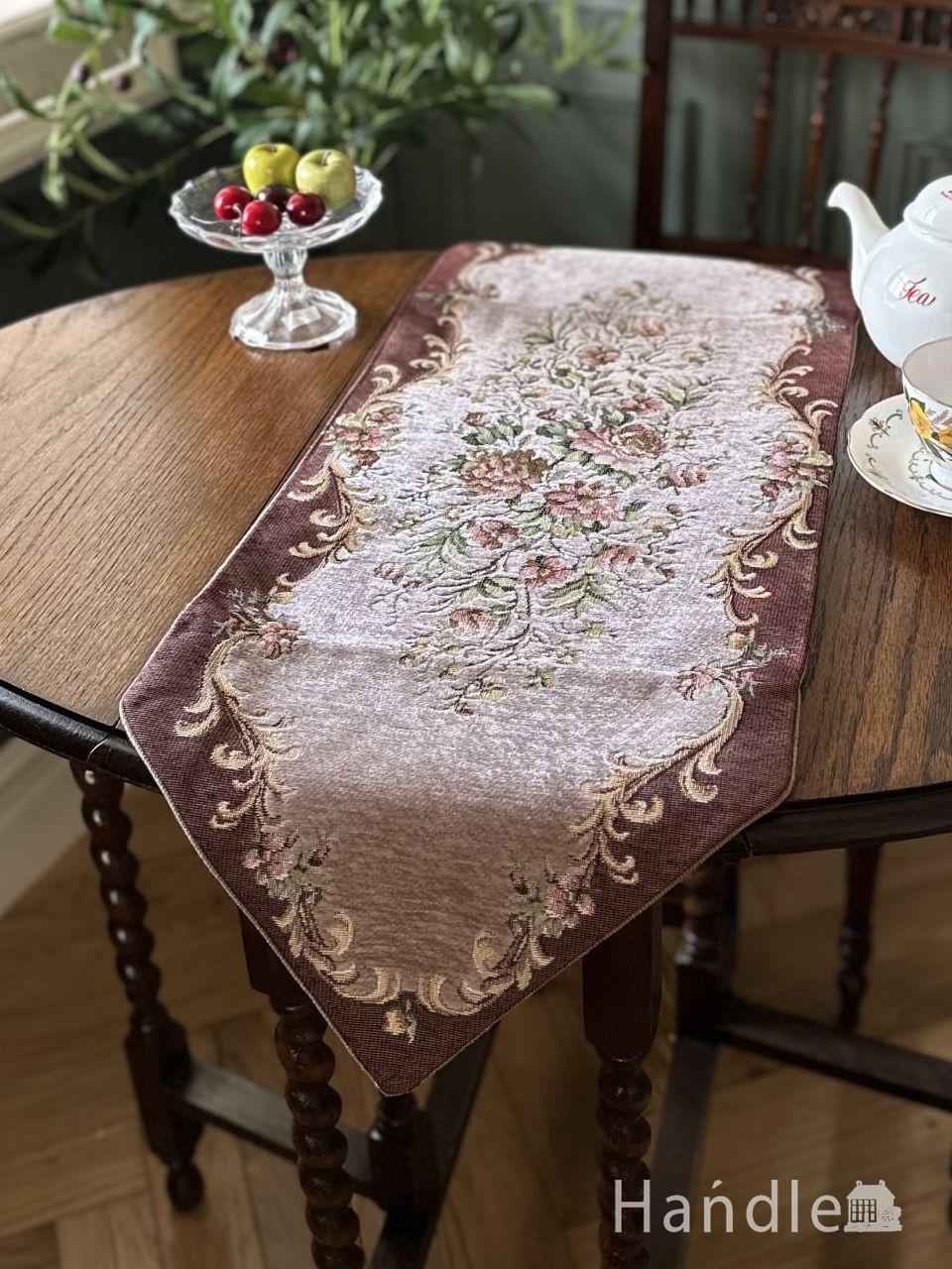 可愛い色の華やかなテーブルランナー、プチポワン調の刺繍が可愛い