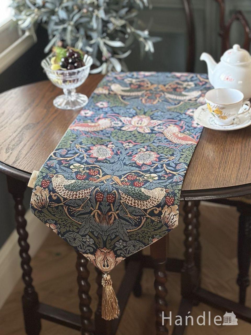 いちご泥棒モチーフのテーブルクロス、ジェニファーテイラーのテーブル