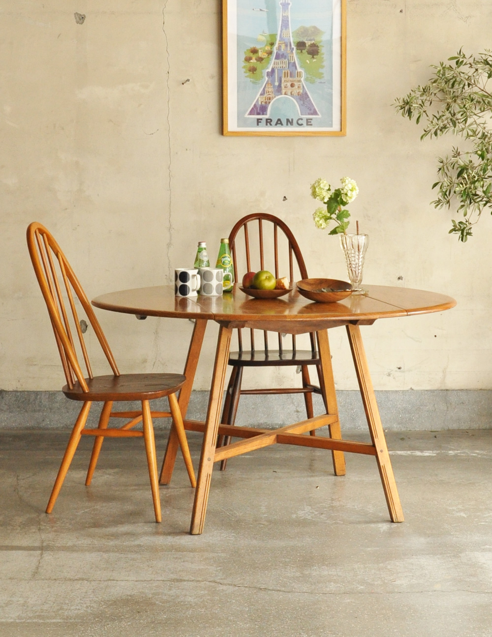 アンティークのアーコール家具、丸い天板のダイニングテーブル（円卓