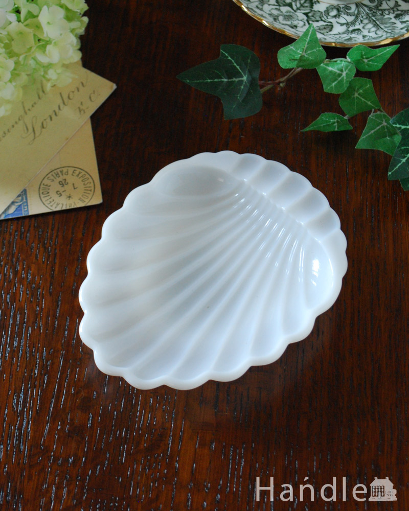 シェル型のアッシュトレイ（灰皿）、ミルクガラスのアンティークプレス