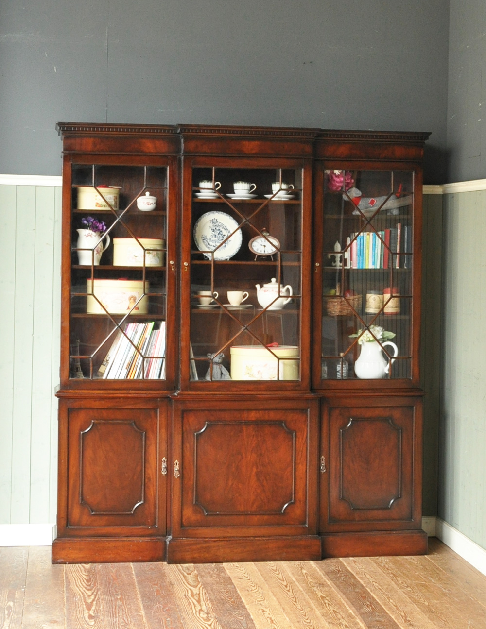 英国の重厚なアンティーク家具、シノワズリのガラス扉のブックケース