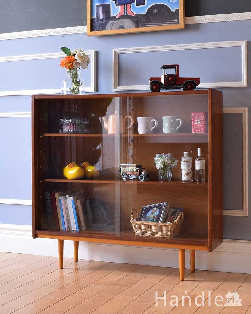 引き戸タイプのヴィンテージガラスキャビネット、コレクションショー