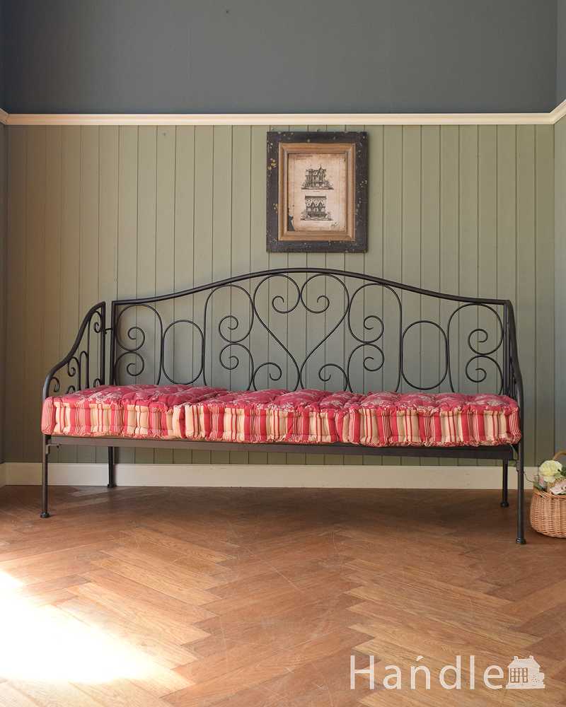 アイアンフレームが素敵なコントワール・ド・ファミーユの3人掛け