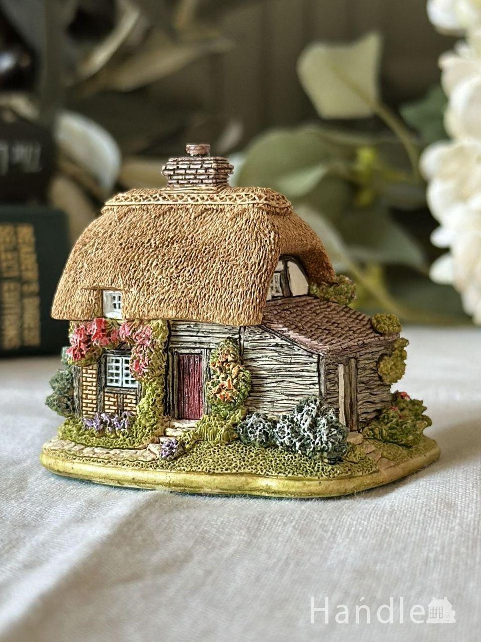 イギリスから届いたLilliput Laneのミニチュアハウス、鮮やかな