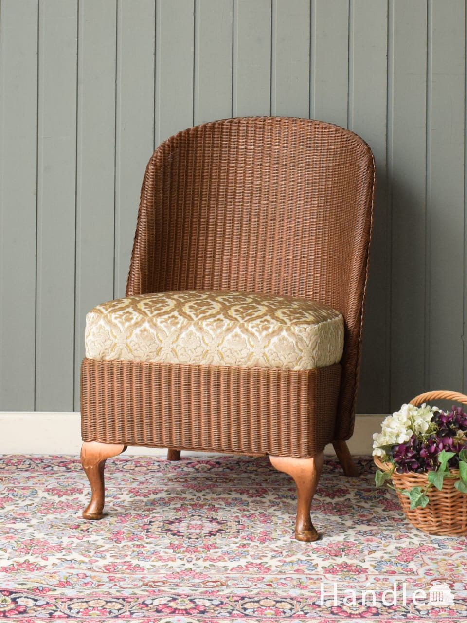 紫色のアンティークチェア、ソファのような掛け心地のロイドルーム