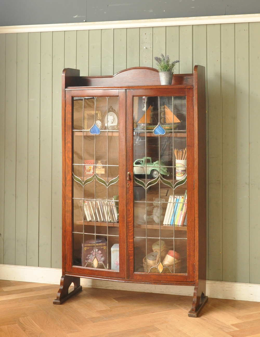 美しいステンドグラスの扉、英国アンティーク家具のブックケース（本棚