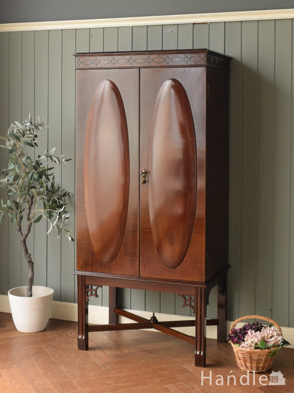 英国アンティークのサイドキャビネット、フラップ扉のミュージック