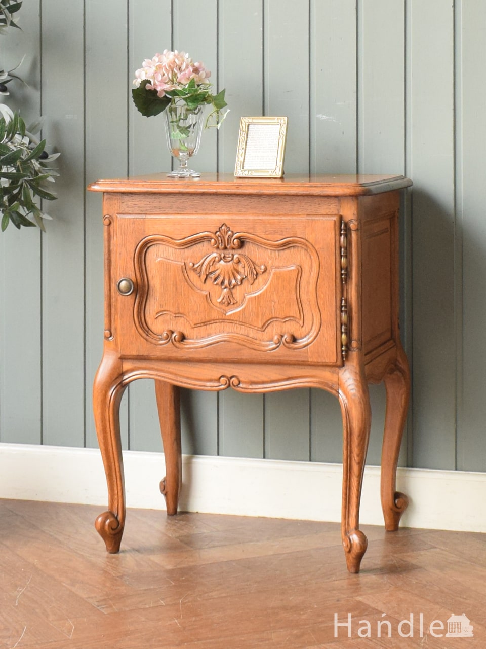 英国の高級家具メーカーが造り上げたアンティークスモールキャビネット