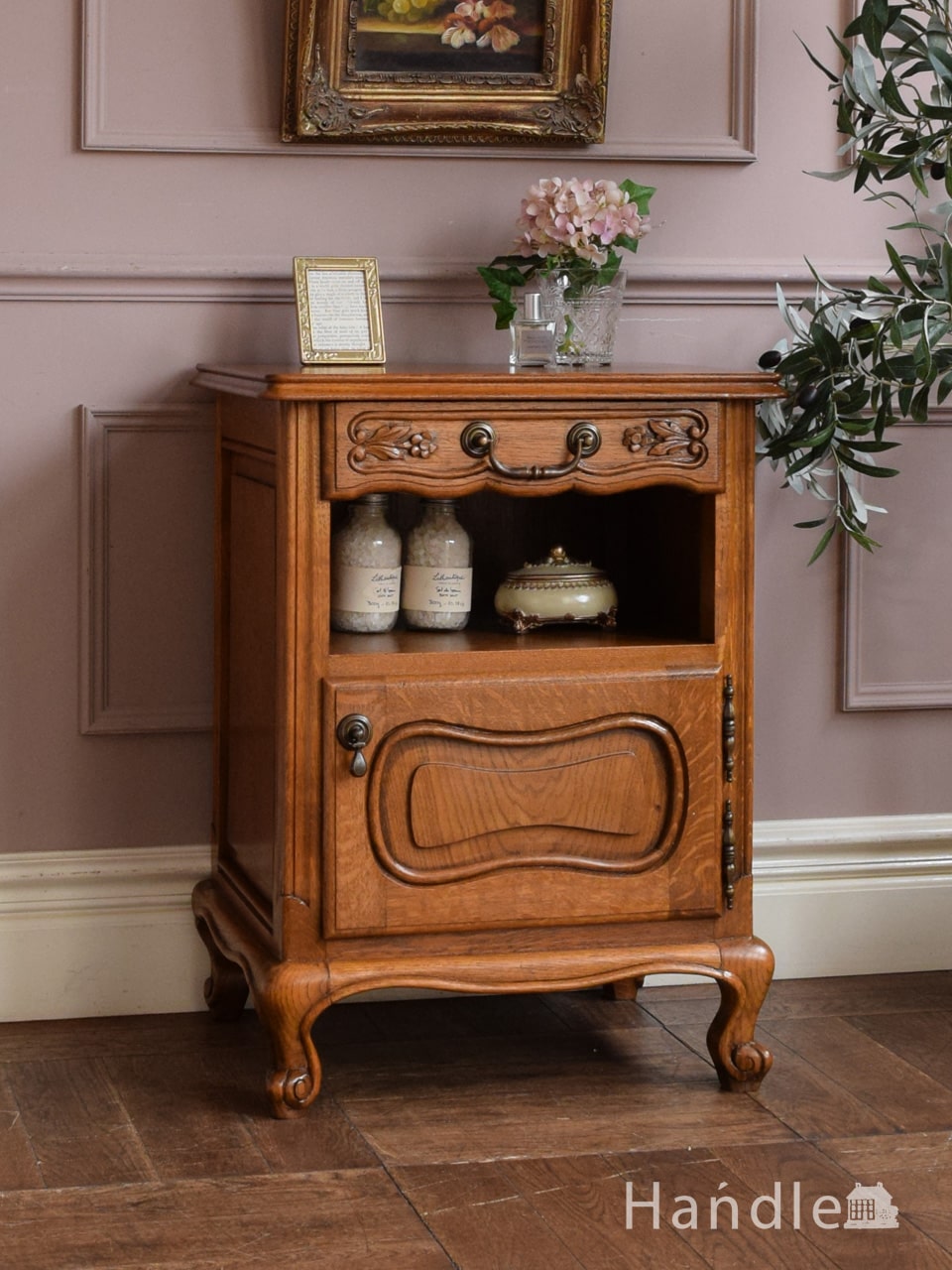 フランスの小さなアンティーク家具、優雅な猫脚が美しいナイトテーブル