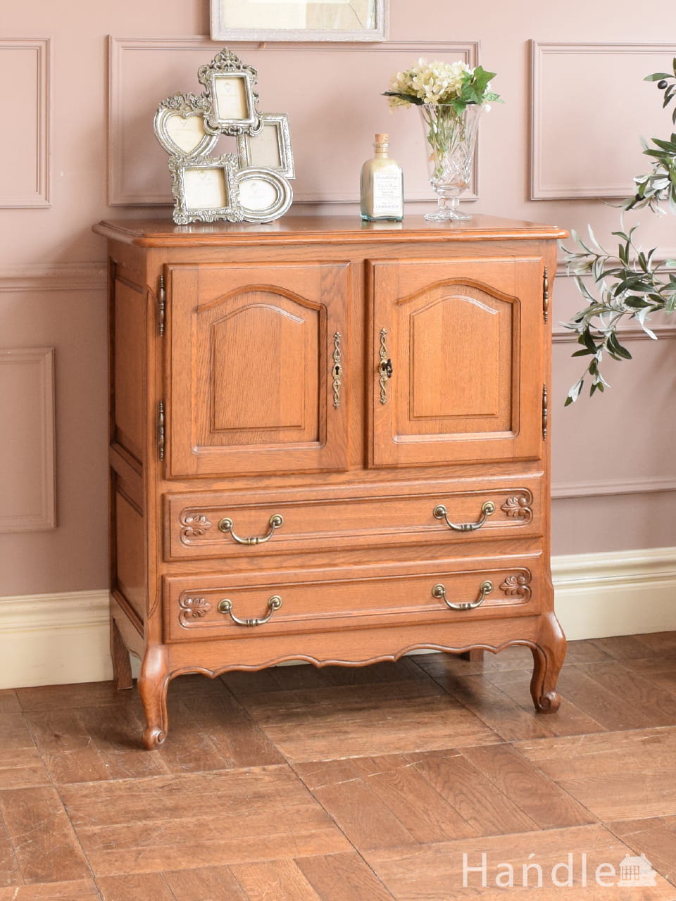 フランスから届いたアンティークのキャビネット、彫が美しい猫脚の