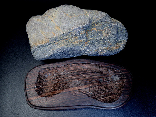 ◇天然石！瀬田川産：真黒石／龍神様：標本，鑑賞石／台座付No,100