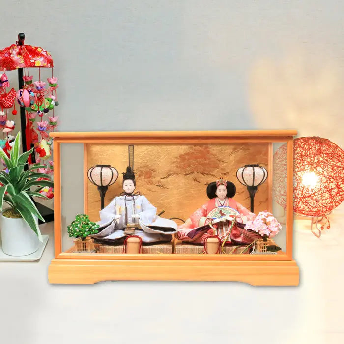 雛人形をお手元に触れる。遊び心があるお雛様【木目ガラスケース入り