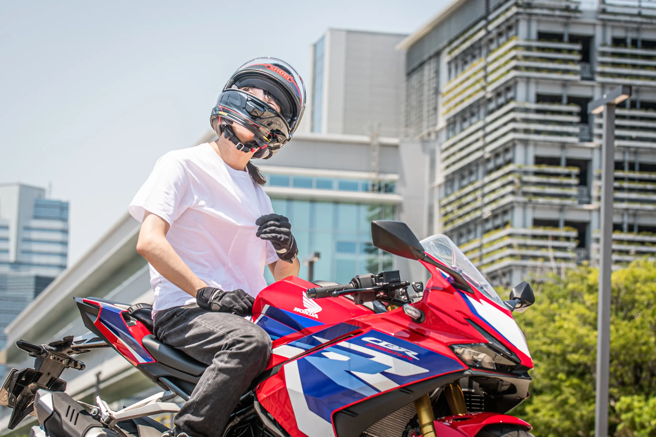 暑い夏でもバイクは『長袖のライディングウェア』を着る理由。安全性