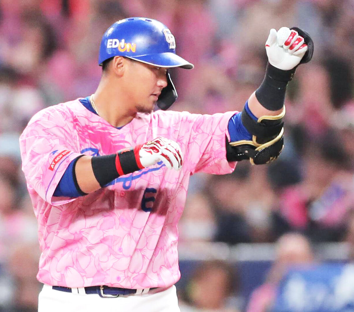 中日】ピンクユニでドラゴン桜満開 中田翔の適時打から逆転6連勝で4