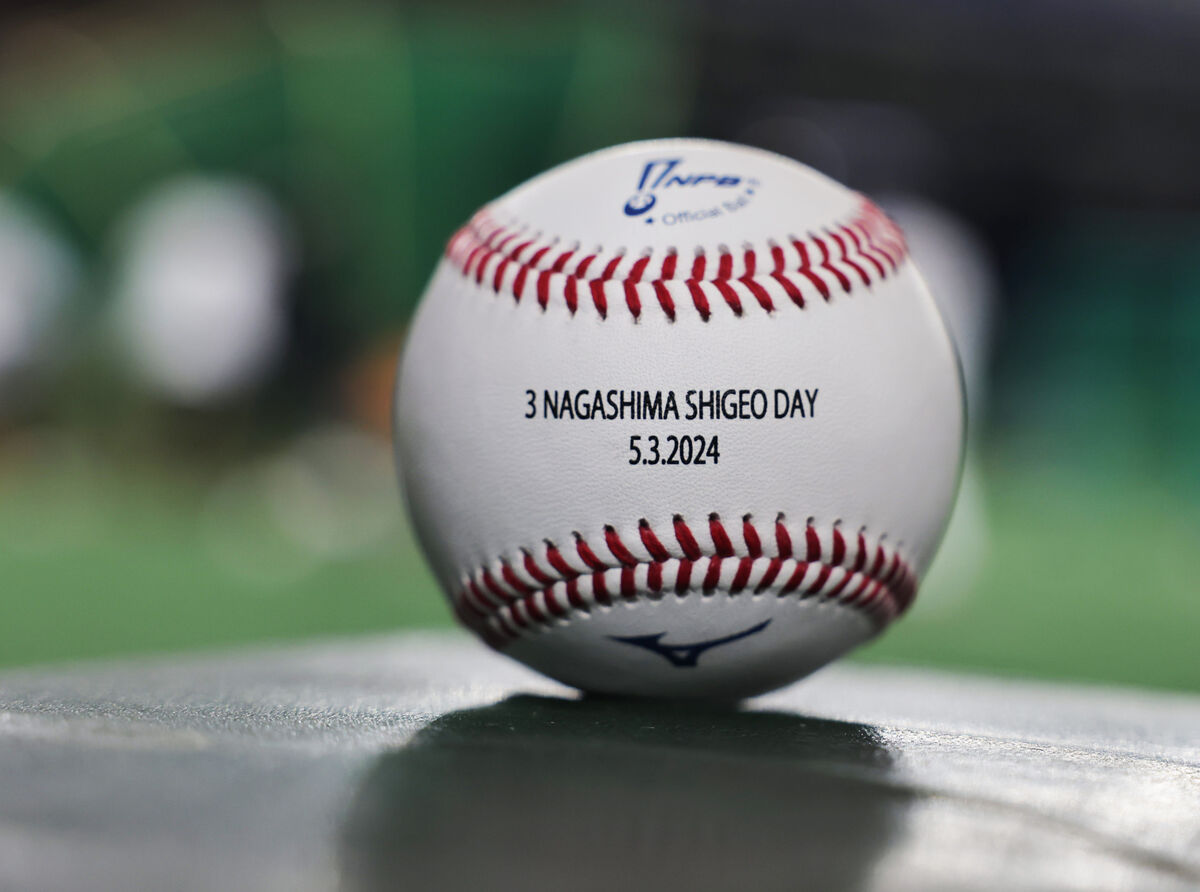 巨人】長嶋茂雄DAY 選手ら着用背番号「3」のTシャツと記念ボール