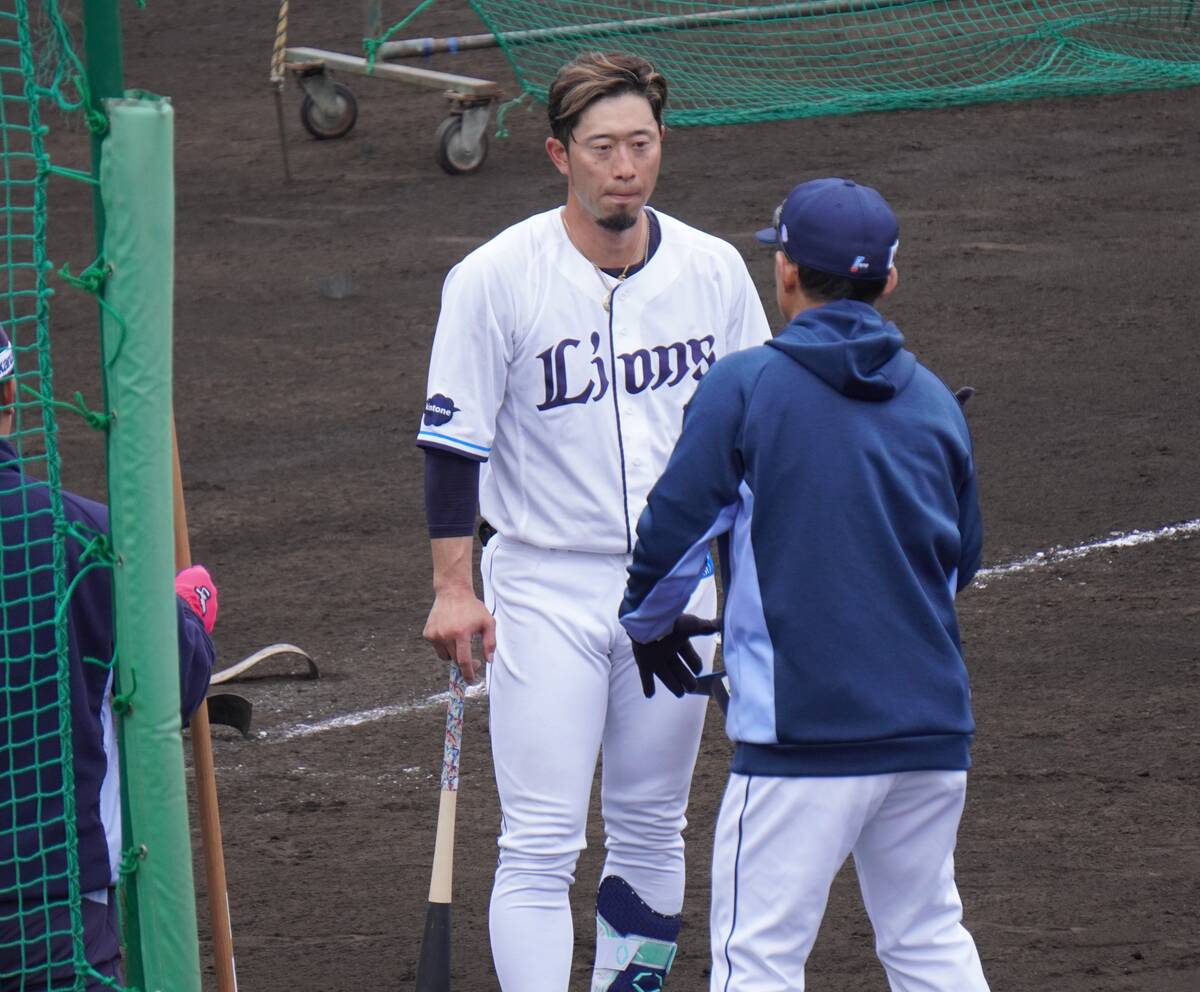 西武】外崎修汰がランチ特打でアップルパンチ2発「パワーが伝わってる