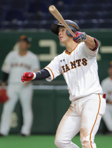 巨人】スタメン抜てきの湯浅大がパンチ力を披露 左翼最上段へ特大弾