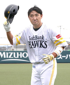 ソフトバンク】内川聖一、最後のユニホーム姿「終われない