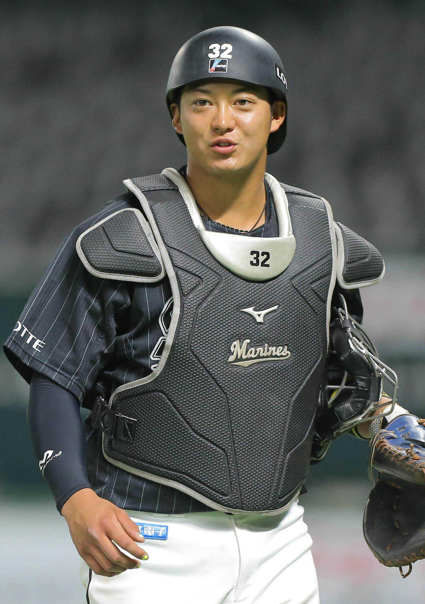 ロッテ】佐藤都志也が1600万円でサイン「課題はリード面につきる