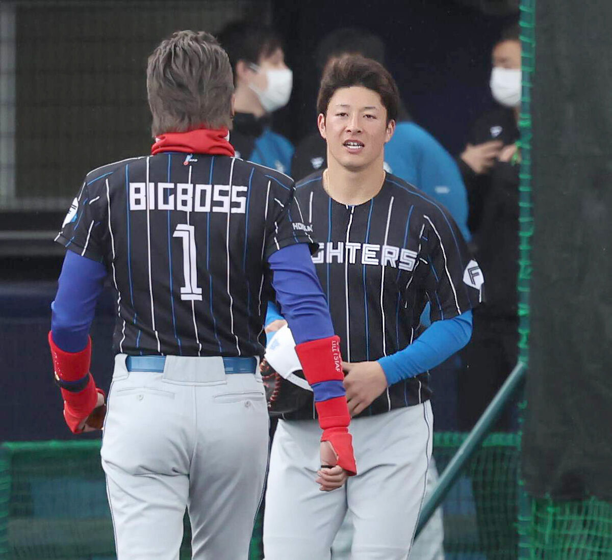 日本ハム】新庄剛志監督が吉田輝星にビッグボス流ユニ着こなしのススメ