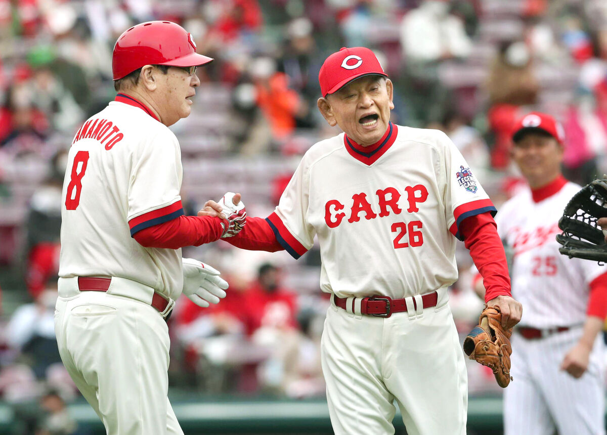 広島】江夏豊氏「50数年前を思い出す」 背番号26ユニで山本浩二氏