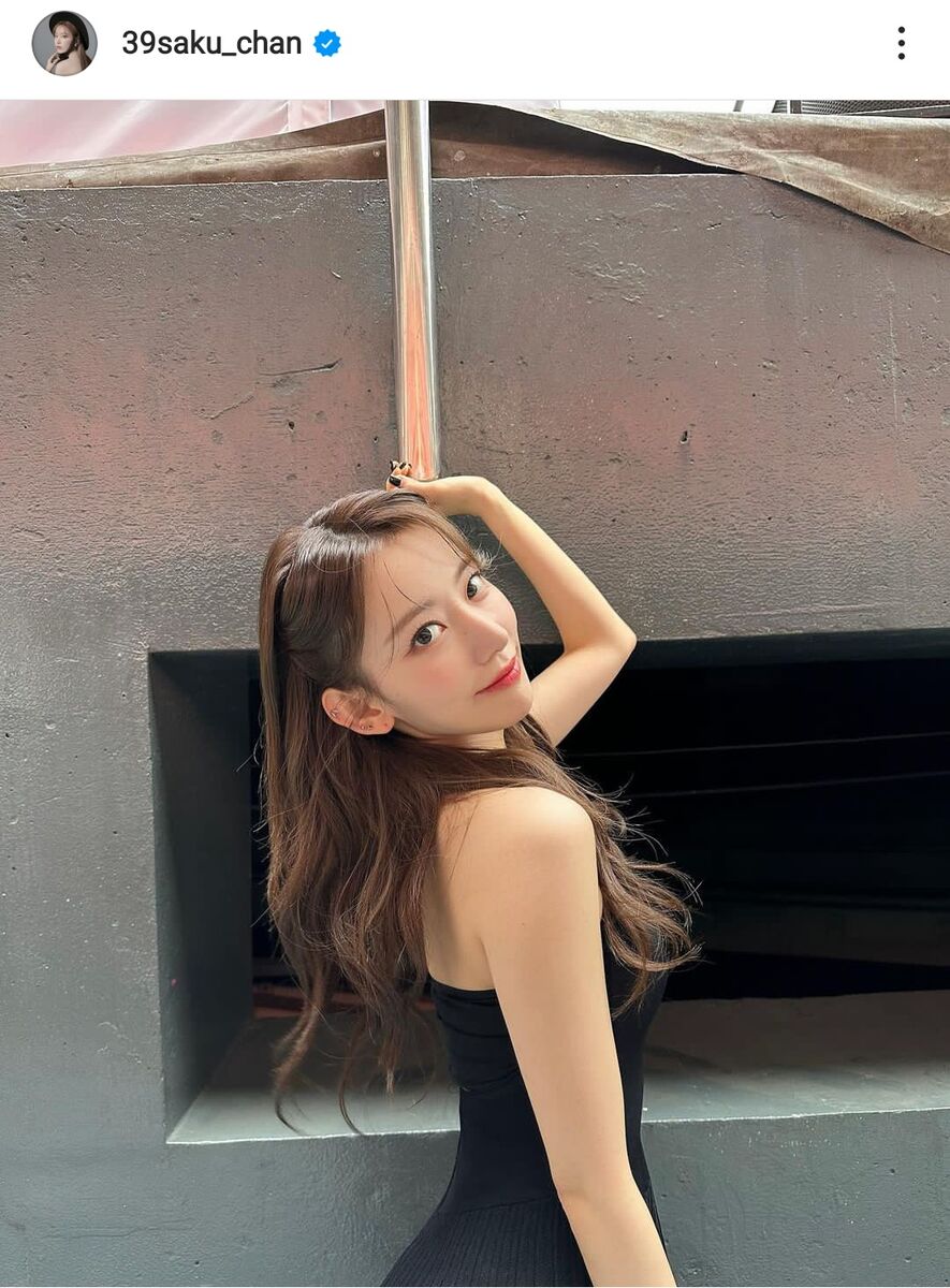 LE SSERAFIM宮脇咲良、背中の見せドレス姿に130万「いい