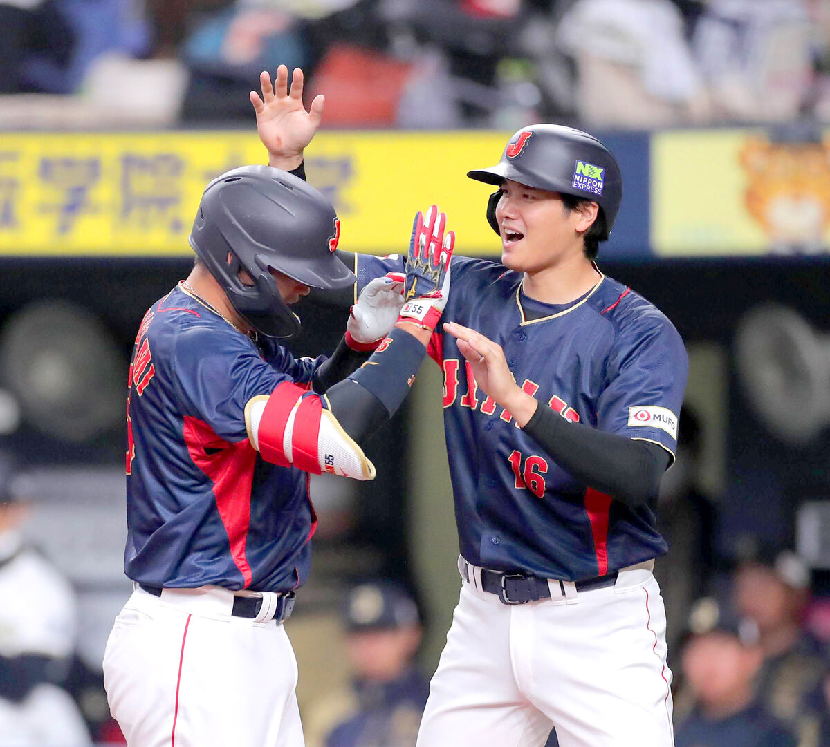 侍ジャパン】大谷翔平、村上宗隆の頭をポンポン！笑顔で目覚めた大砲を