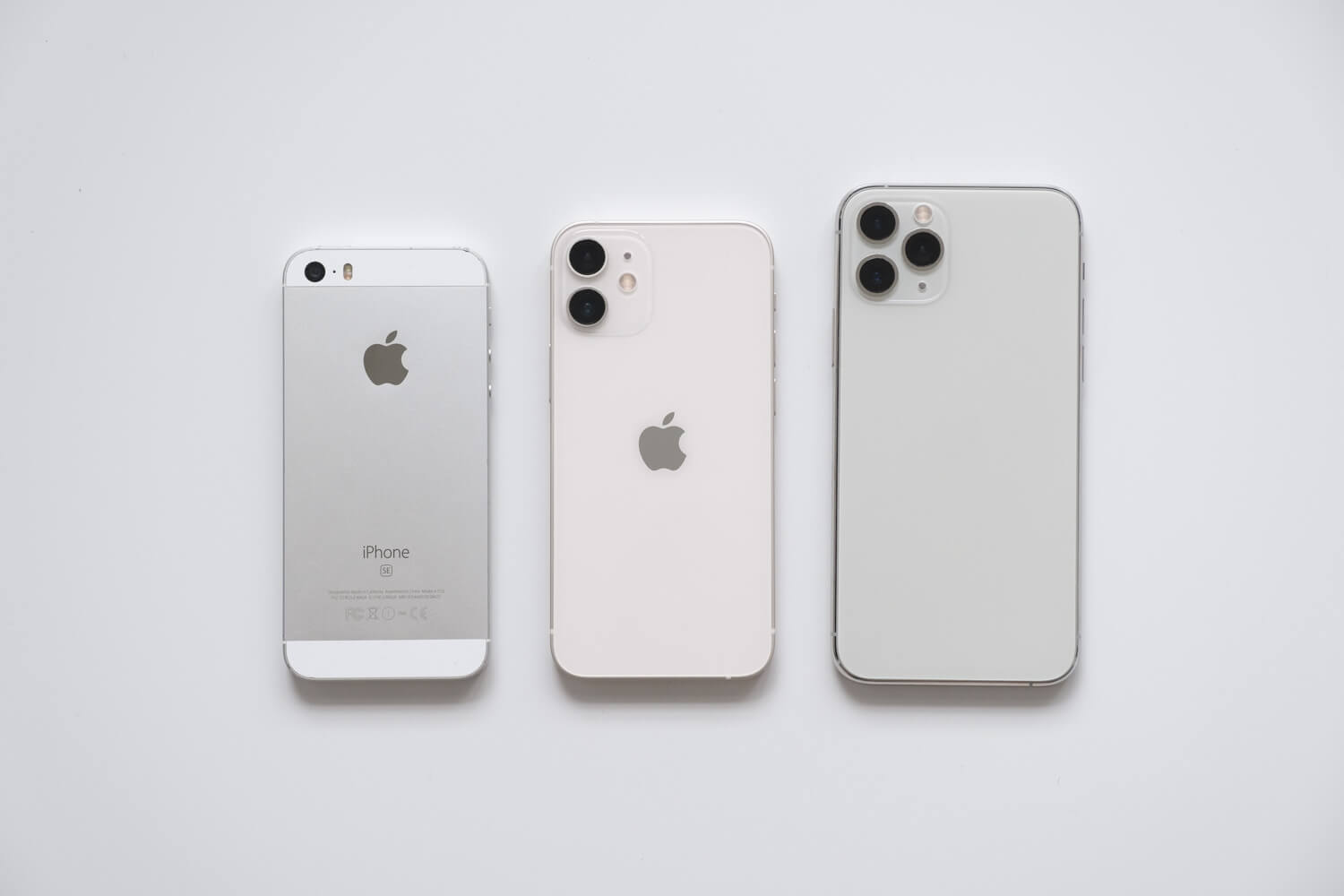 開封レビュー】iPhone 12 miniのホワイトは優しい色合いが魅力！小さく