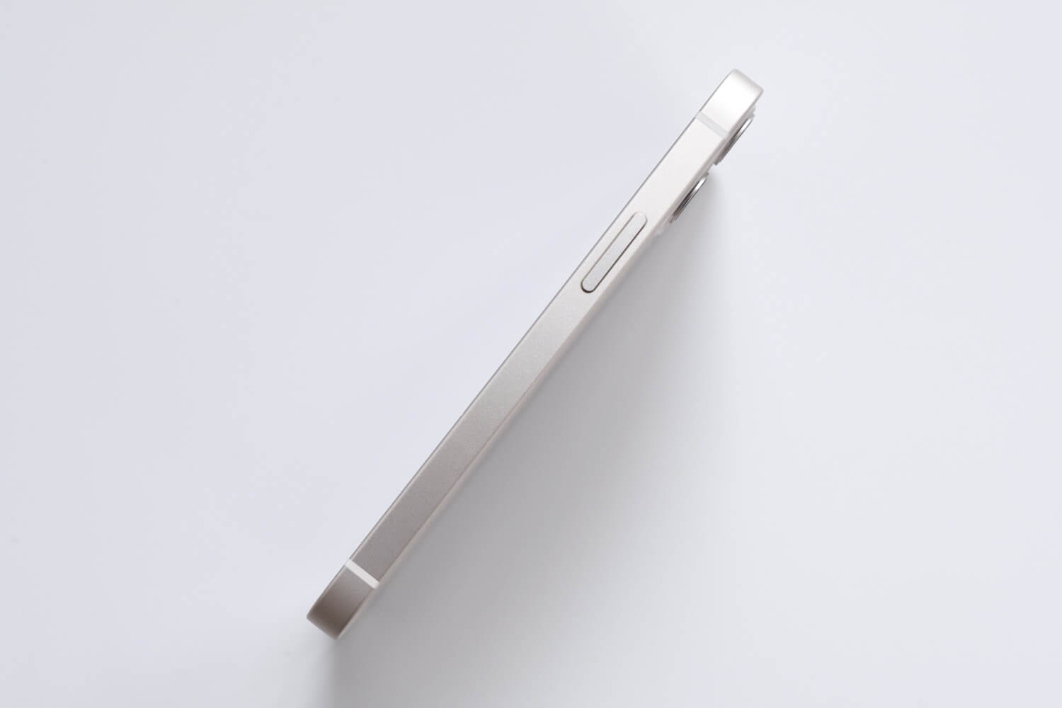 開封レビュー】iPhone 12 miniのホワイトは優しい色合いが魅力！小さく