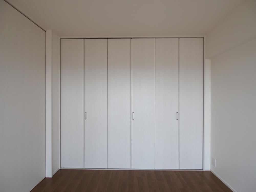 クロゼット扉はPanasonicのベリティス・収納折れ戸PS型(ハサマナイズ