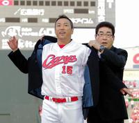 広島黒田200勝記念セレモニー 浩二監督からブレザー/カープ