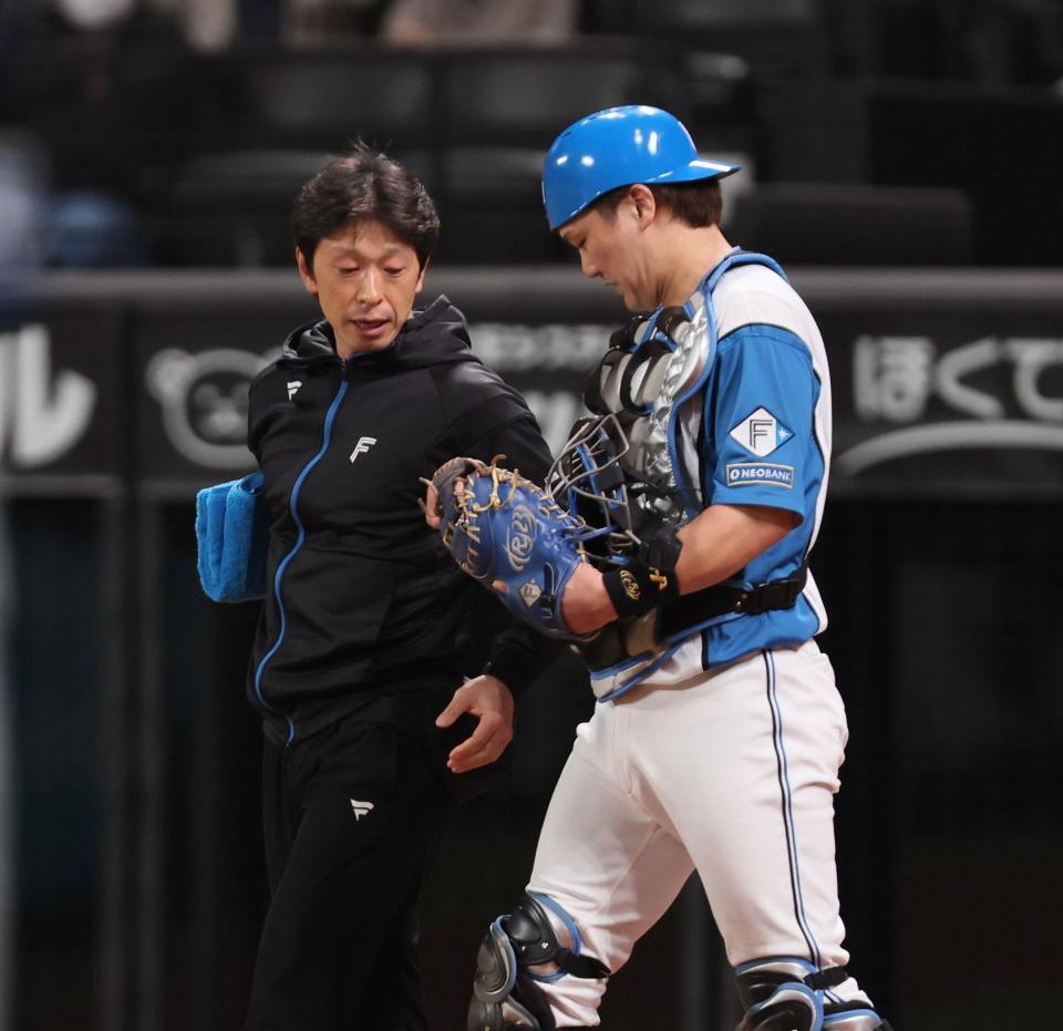 日本ハム 伏見がサイン違いでアクシデント 右手をストレートが直撃