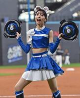 アイドル転身の元ファイターズガールが野球観戦 ミニスカート私服姿に