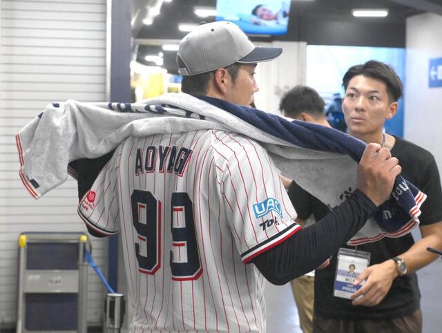 ヤクルト 青柳晃洋が初ブルペン 移籍後初のユニ姿に「（しっくり）くる