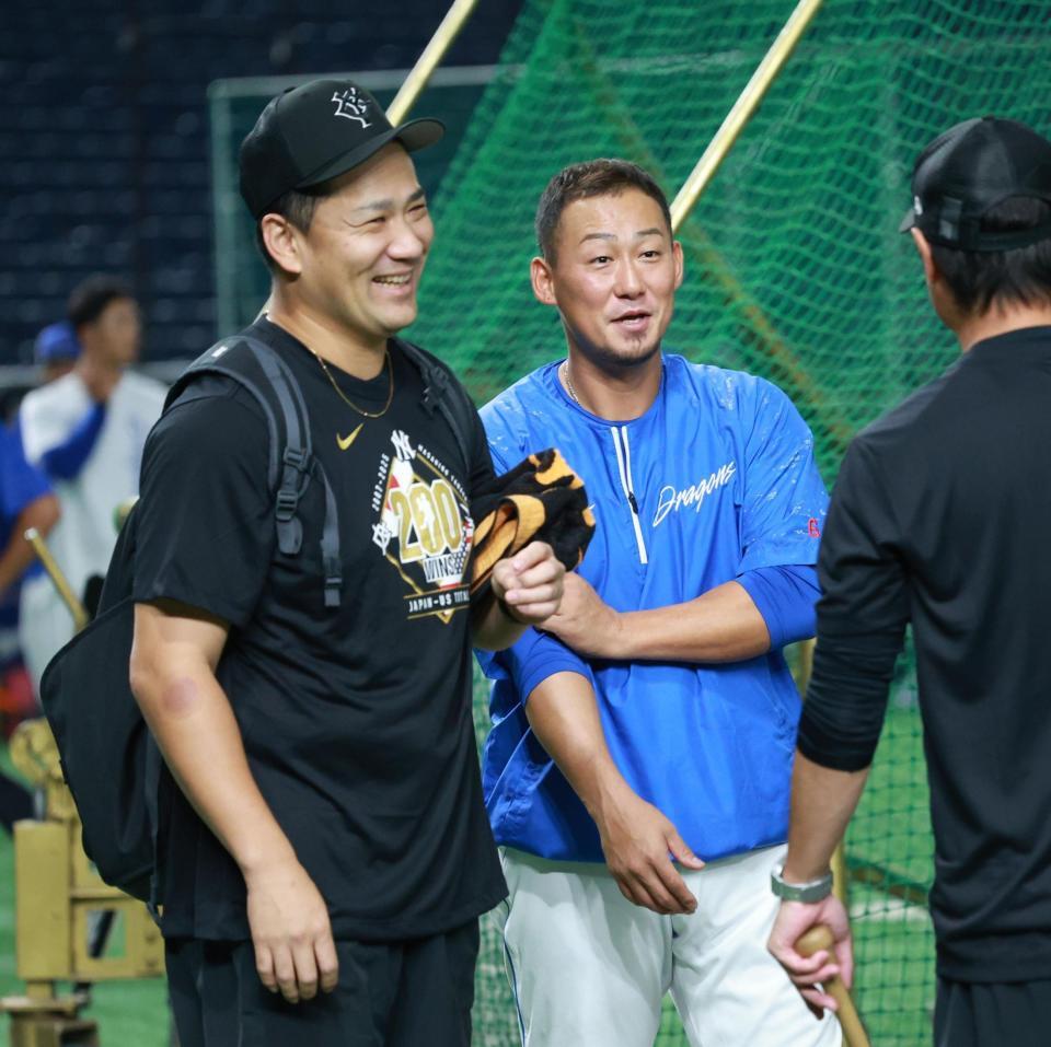 巨人・田中将大が引退の中田翔とがっちり握手 チームメートはお揃いの