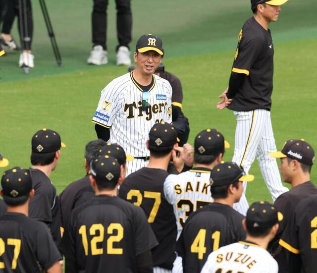 阪神が秋季練習をスタート 藤川新監督は背番号22のタテジマ