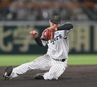 阪神・小幡竜平の超ファインプレーに甲子園騒然 村上も目を丸くして