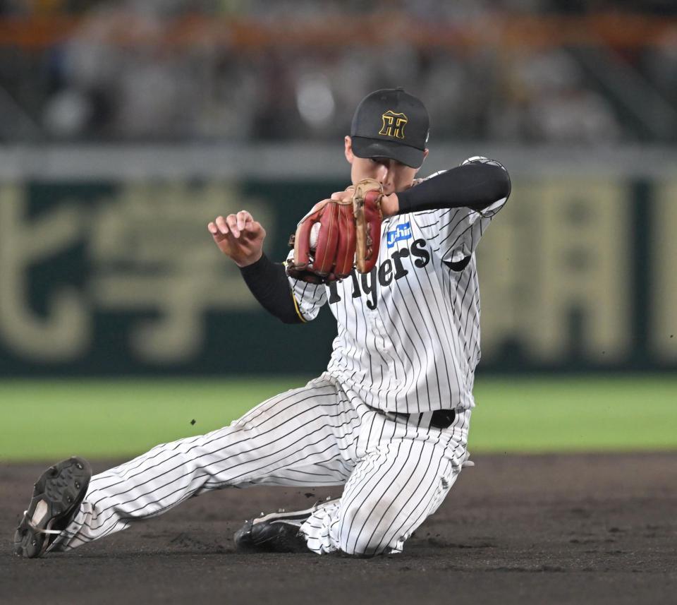 阪神・小幡竜平の超ファインプレーに甲子園騒然 村上も目を丸くして