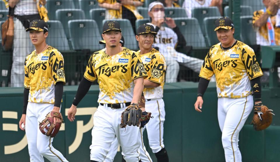 阪神 今年もこの季節がやってきた ウル虎の夏ユニホーム初披露 試合前