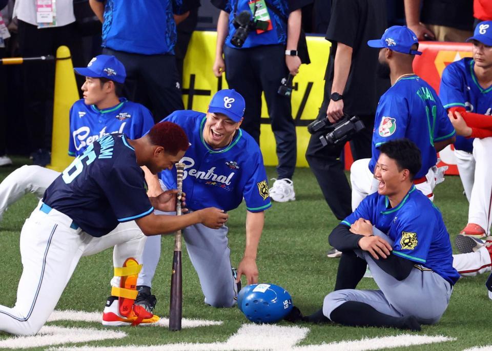 阪神 森下と佐藤輝が牧とじゃれ合う、藤川監督は新庄監督と談笑、6年