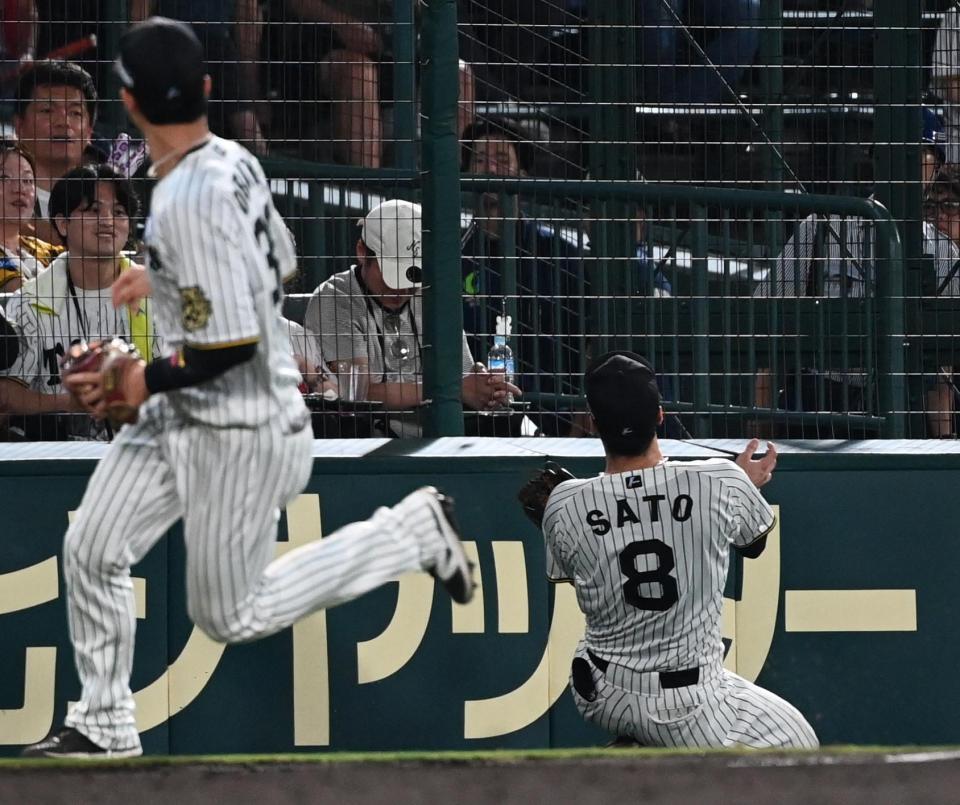 阪神・佐藤輝がスーパー背走キャッチ チームも石井も救う超美守に