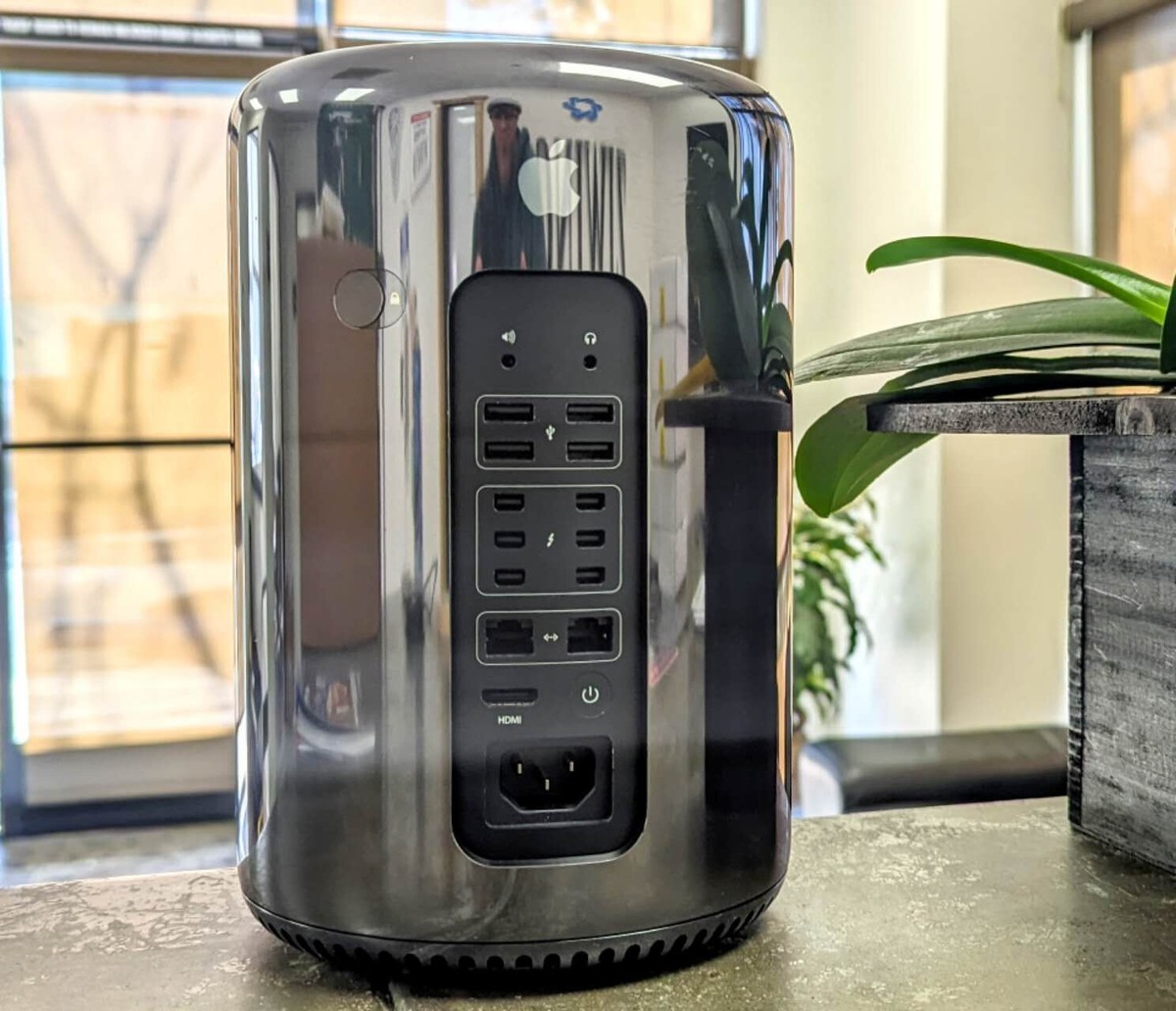 Apple Mac Pro A1481 Xeon E5 64GB 1TB SSD AMD Firepro D700 6GB WIFI