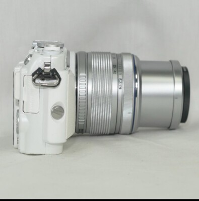 Olympus Pen LiteE-PL6 mirrorless digital camera w. 14-42 lens