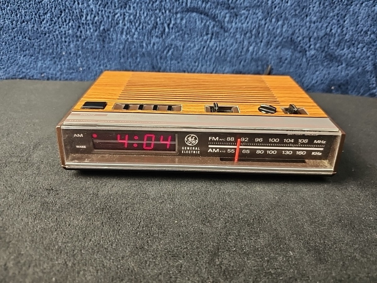 General Electric (GE) FM/AM Clock Radio, Model 7-4624 used good