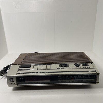 Vintage General Electric GE Digital Alarm Clock AM/FM Radio Model