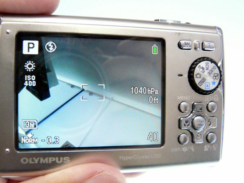 オリンパスの新デジカメ「μ(ミュー) 1030SW」を水に沈め、2メートルの