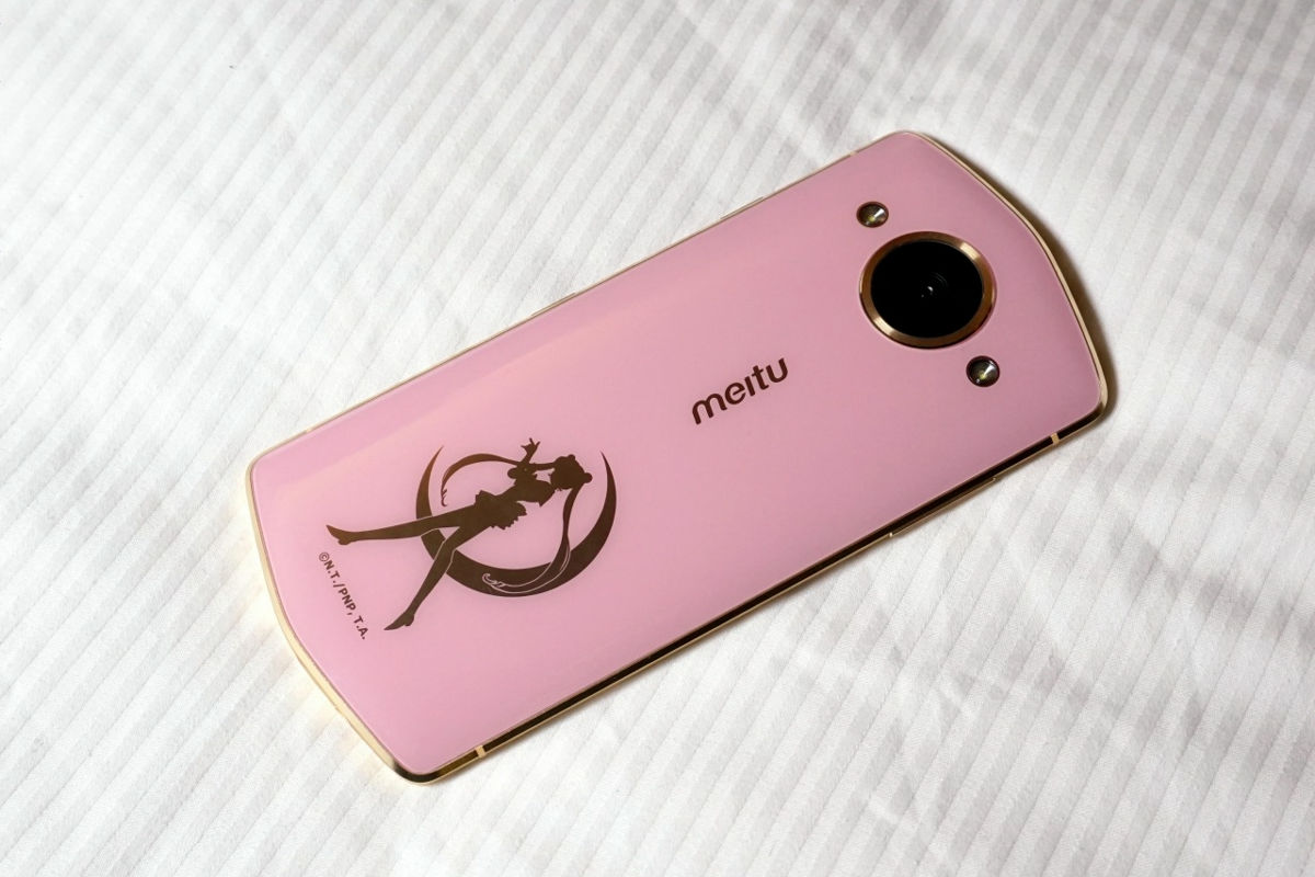 セーラームーンデザインのスマホ＆自撮り棒が登場 - GIGAZINE