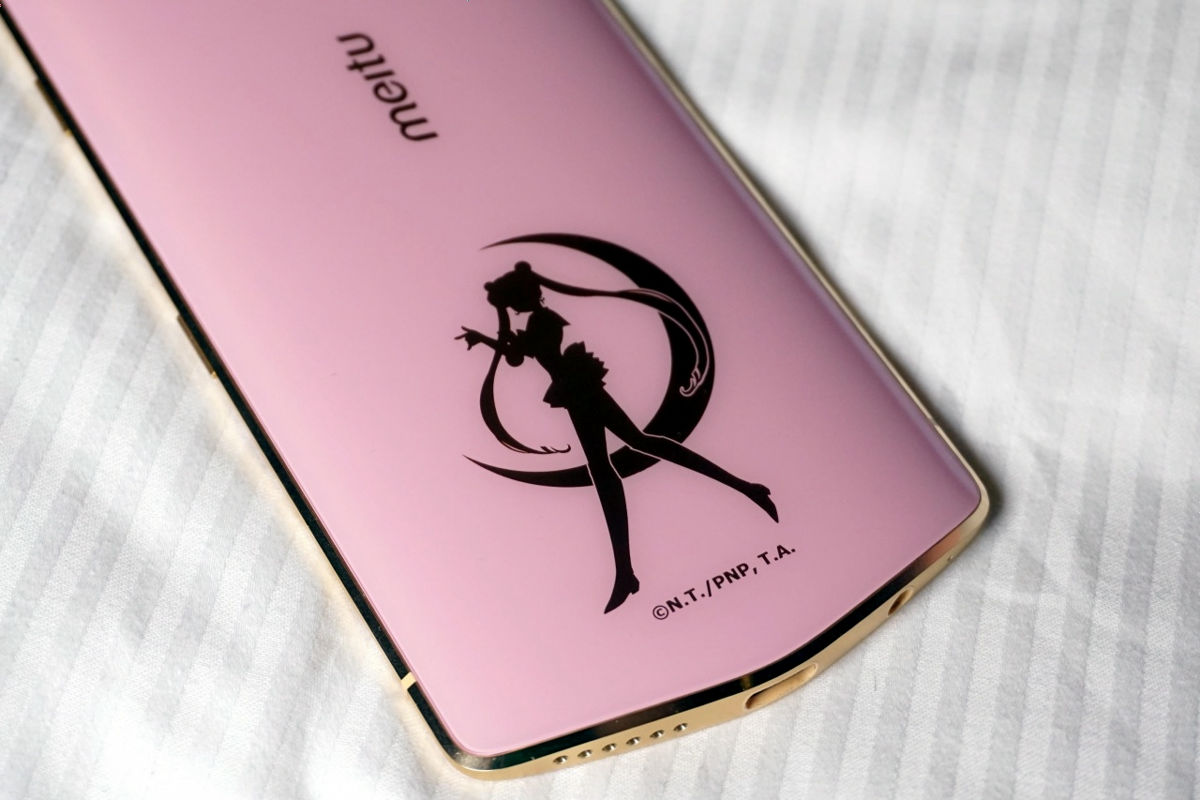 セーラームーンデザインのスマホ＆自撮り棒が登場 - GIGAZINE