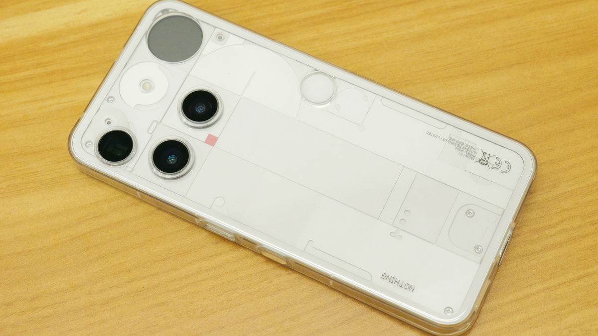 幾何学的デザインとドット液晶が強烈な個性を演出するNothing Phone (3